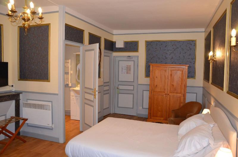 Brit Hotel Du Dauphin LʼAigle Exteriör bild