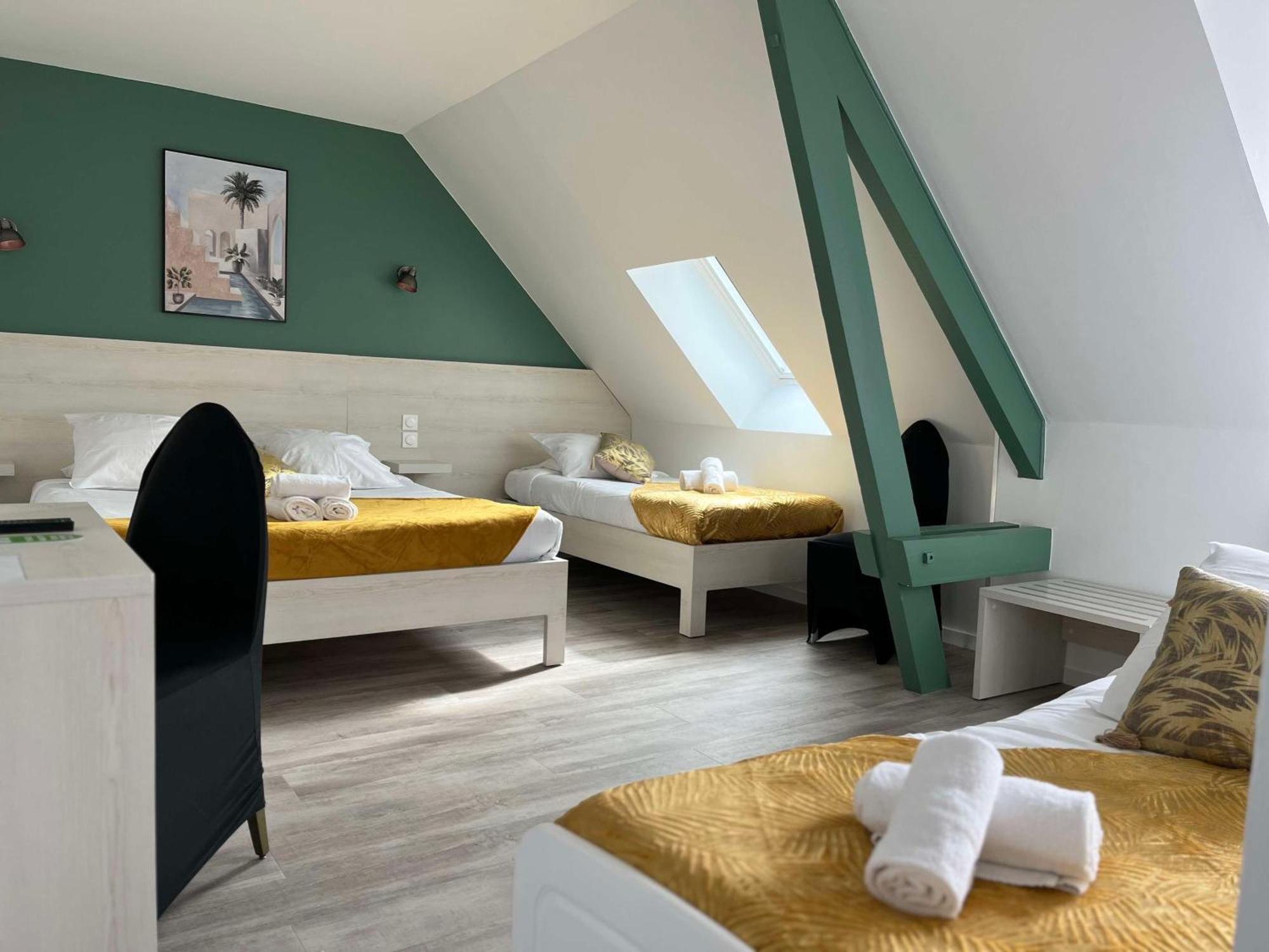 Brit Hotel Du Dauphin LʼAigle Exteriör bild