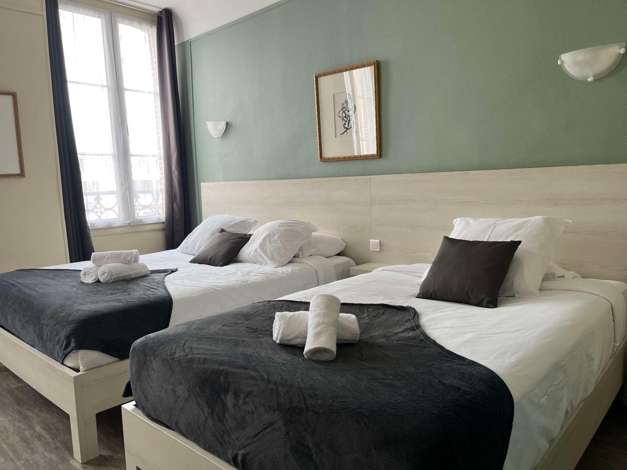 Brit Hotel Du Dauphin LʼAigle Exteriör bild
