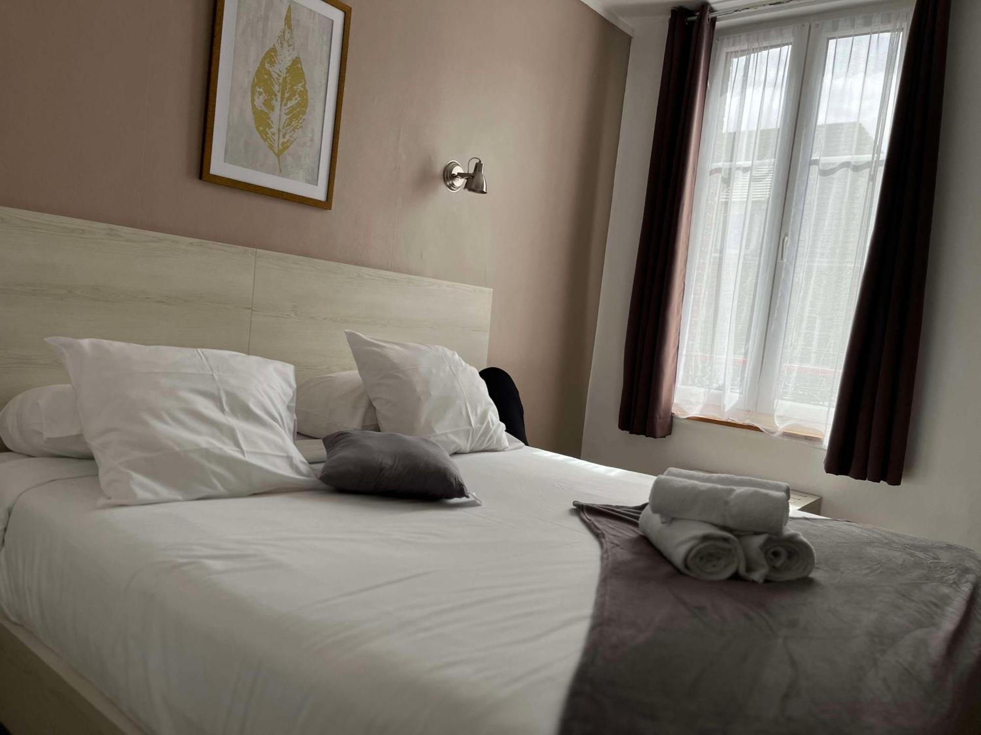 Brit Hotel Du Dauphin LʼAigle Exteriör bild