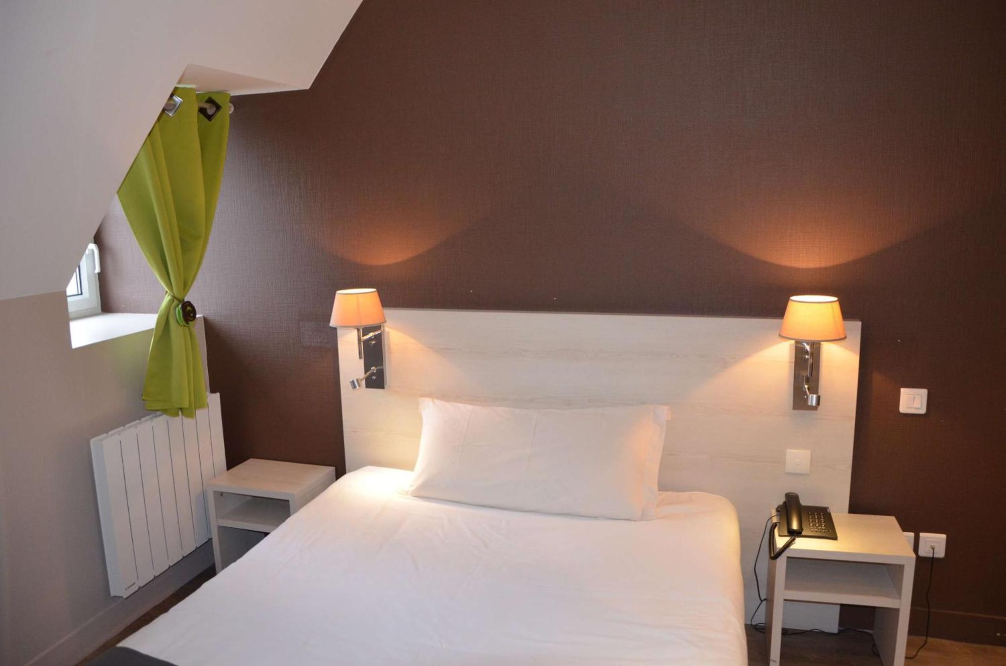 Brit Hotel Du Dauphin LʼAigle Exteriör bild