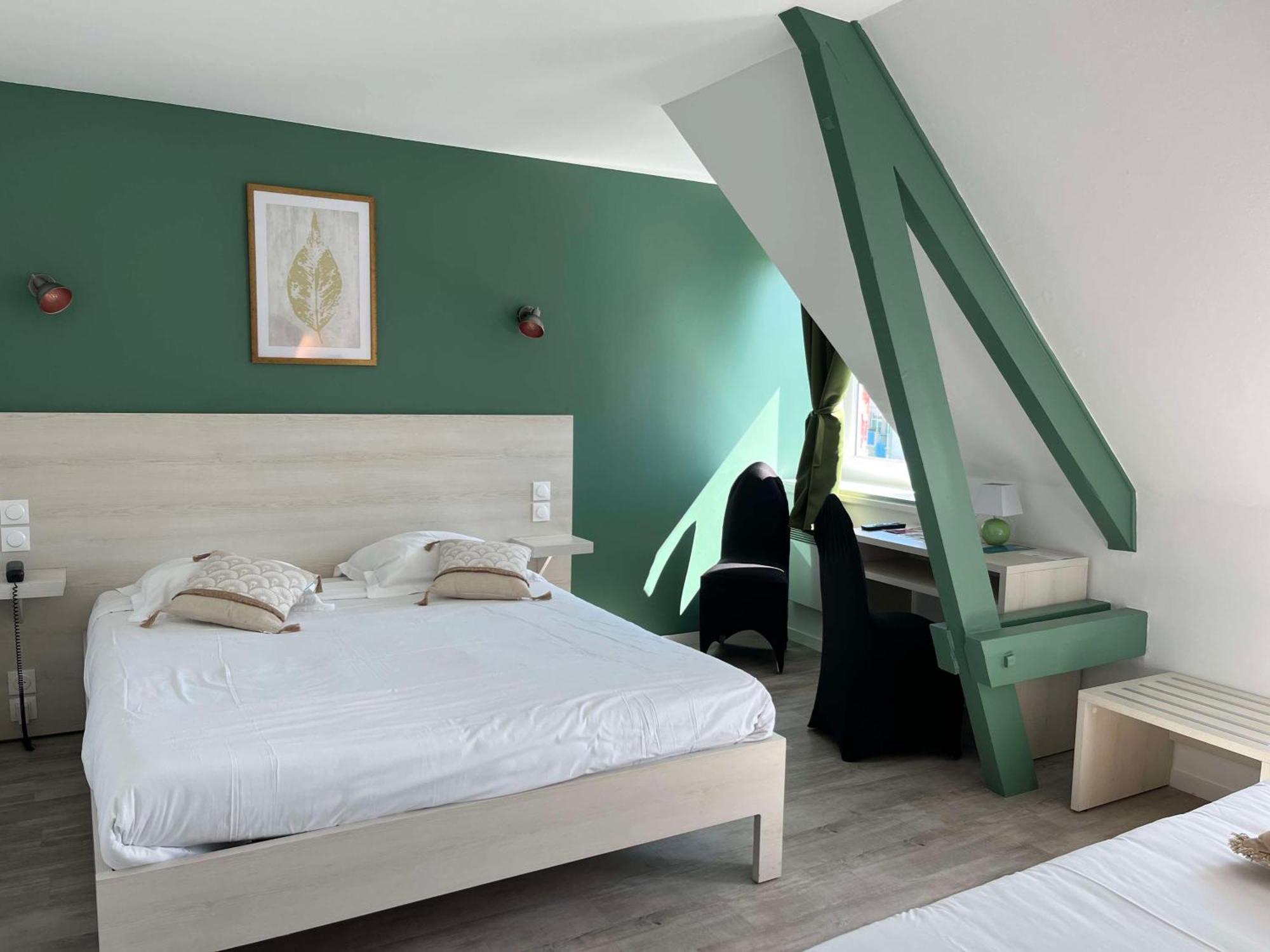 Brit Hotel Du Dauphin LʼAigle Exteriör bild