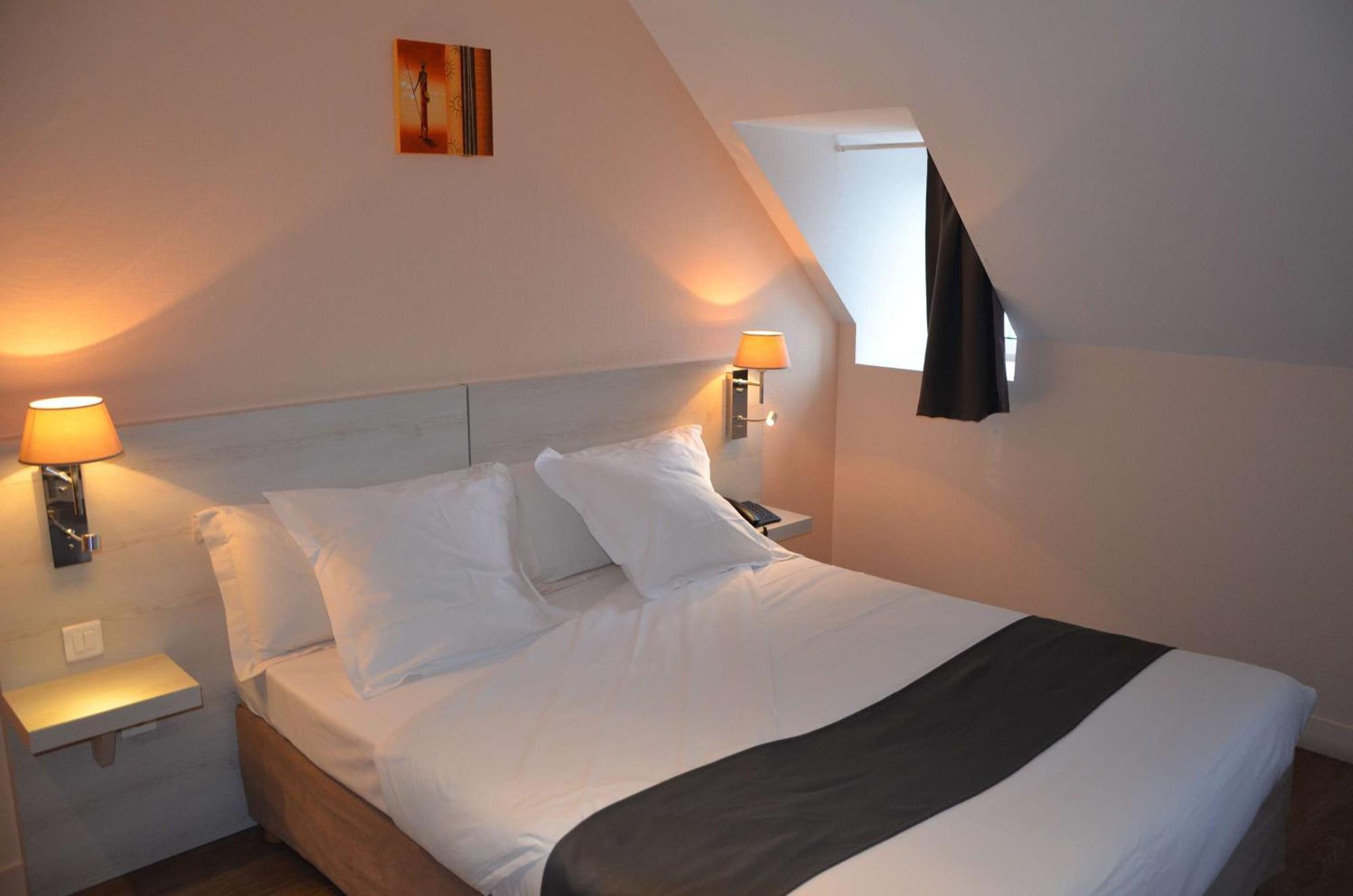 Brit Hotel Du Dauphin LʼAigle Exteriör bild