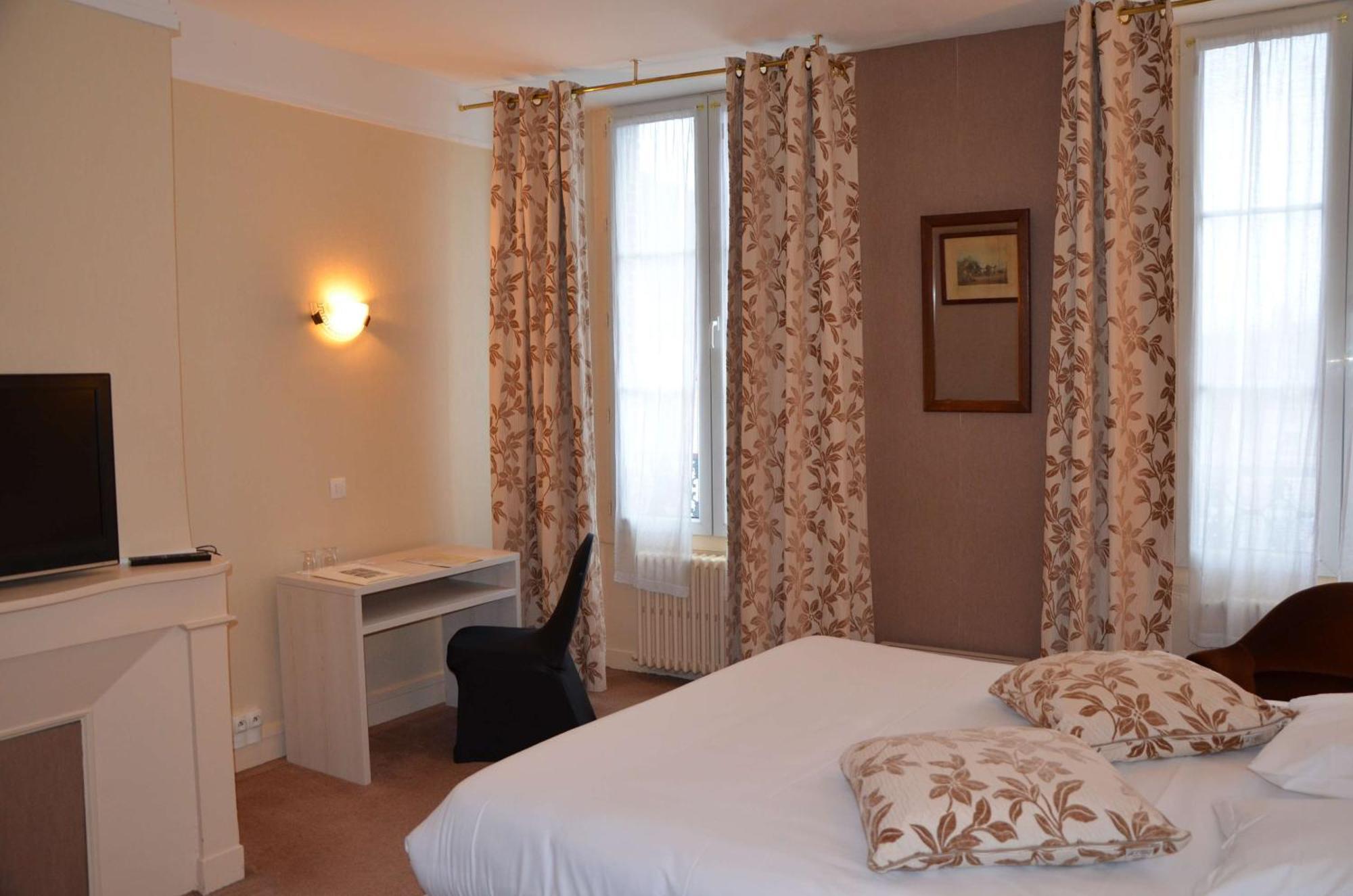 Brit Hotel Du Dauphin LʼAigle Exteriör bild